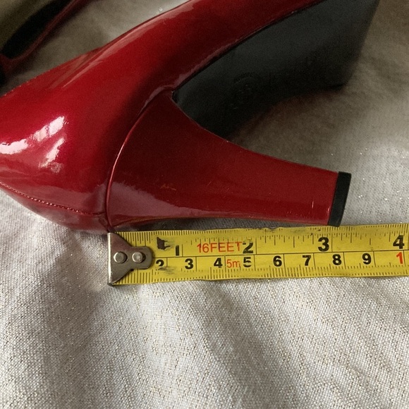 Liz Claiborne vegan leather red open toe with black bow on toes, Size 7.5 - Picture 7 of 7